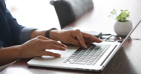 SNS広告の効果のレポートを、毎月お客様にご提出します。